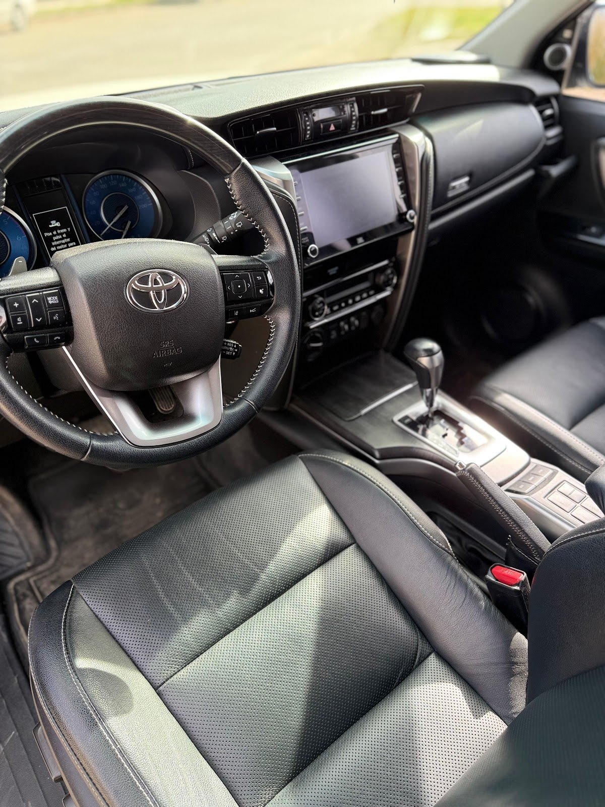 Toyota SW4 2.8 SRX 4x4 AT 2022 — interior
