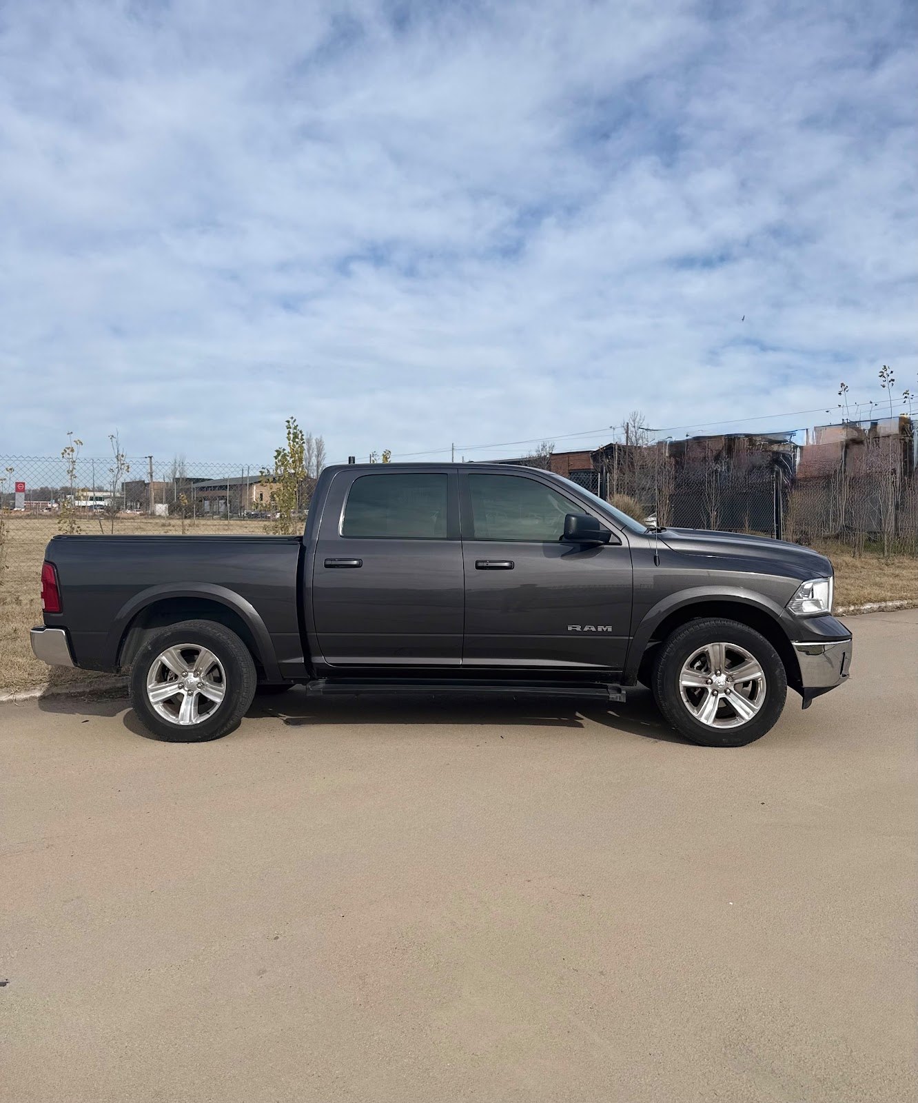 RAM 1500 5.7 V8 Laramie 4x4 AT 2020 — lateral