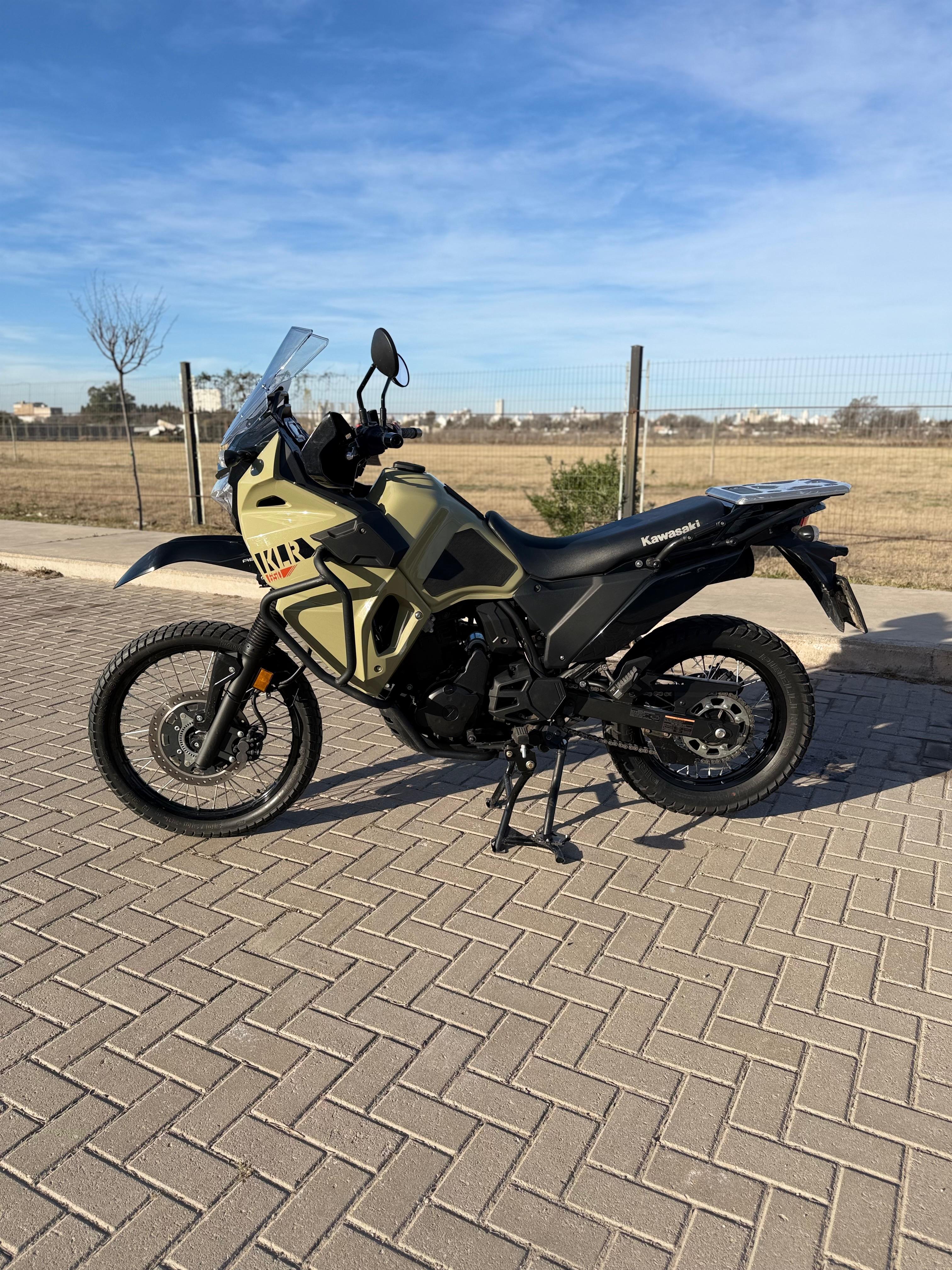 Kawasaki KLR 650 2023 — frente