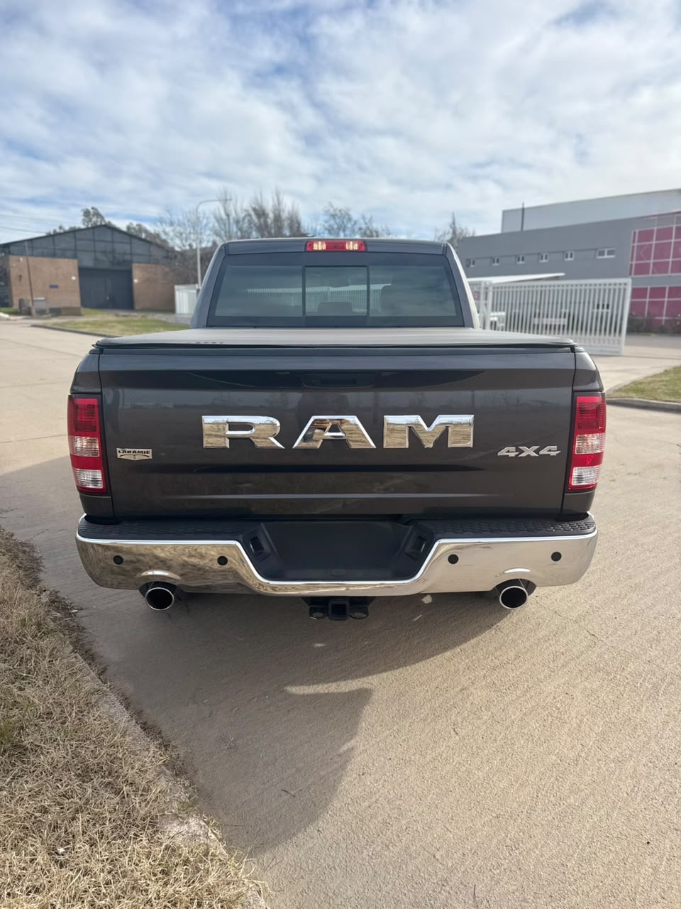 RAM 1500 5.7 V8 Laramie 4x4 AT 2022 — detalle