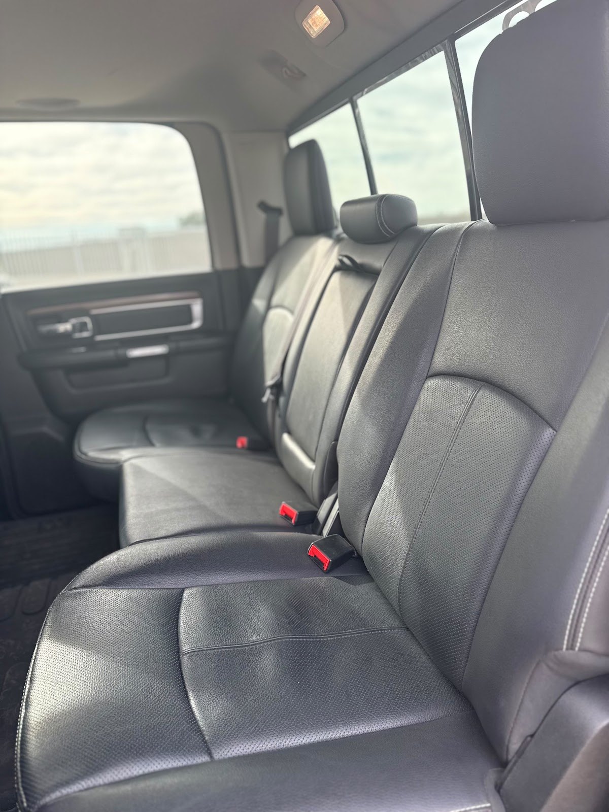 RAM 1500 5.7 V8 Laramie 4x4 AT 2020 — detalle