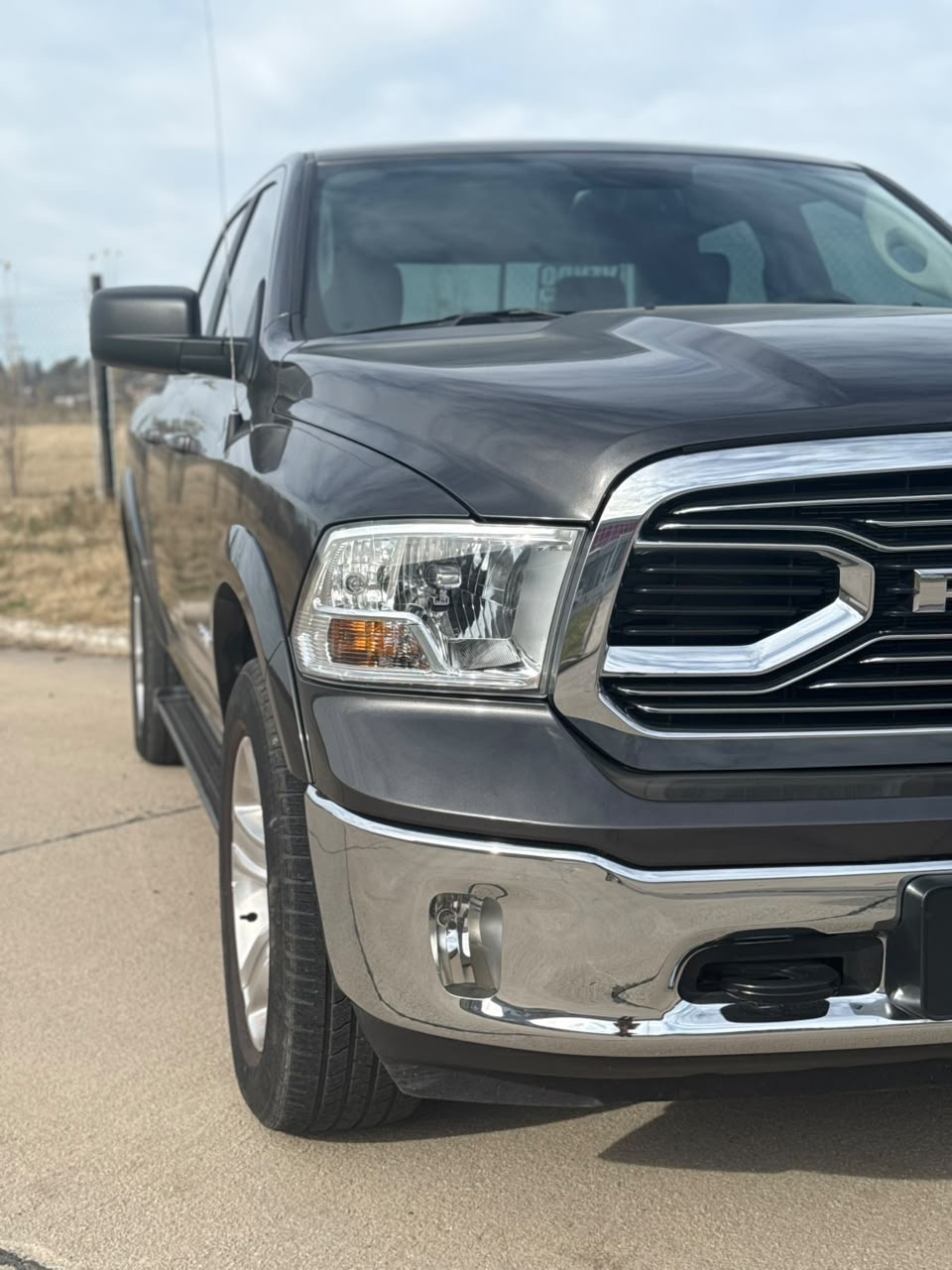 RAM 1500 5.7 V8 Laramie 4x4 AT 2022 — trasera