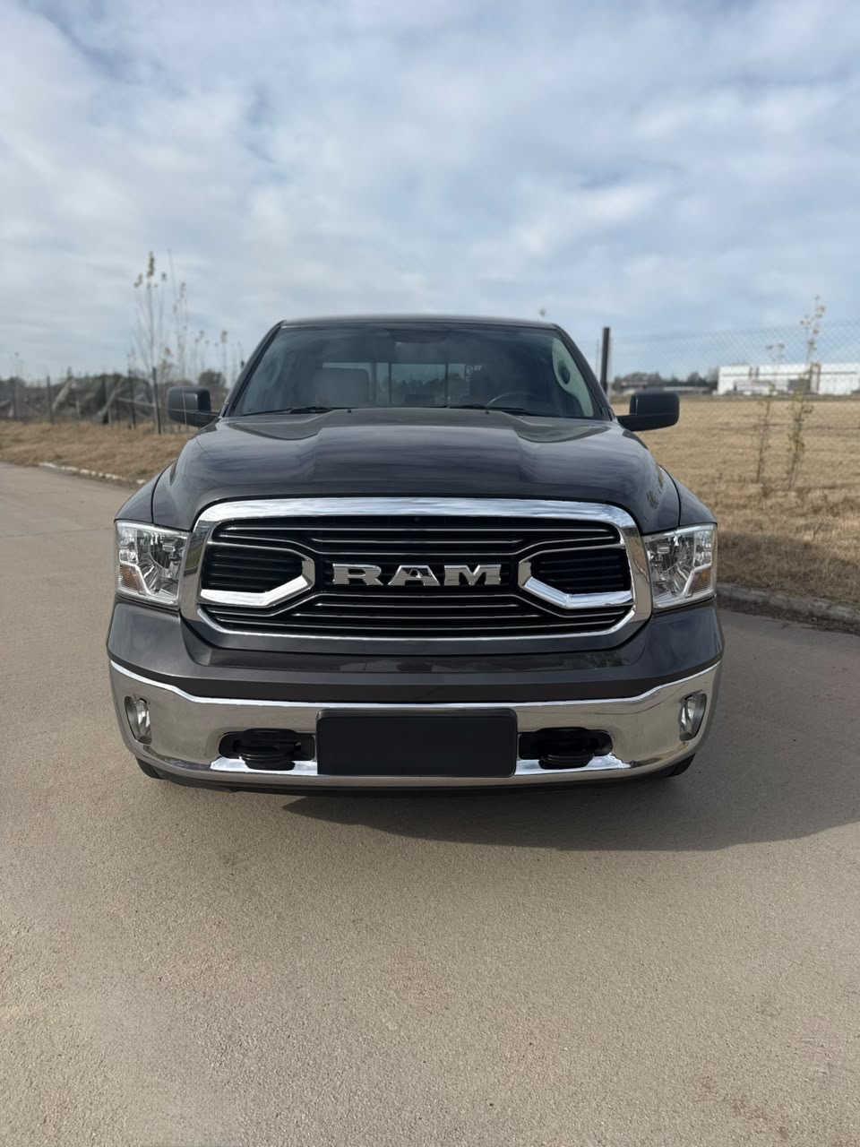 RAM 1500 5.7 V8 Laramie 4x4 AT 2022 — frente