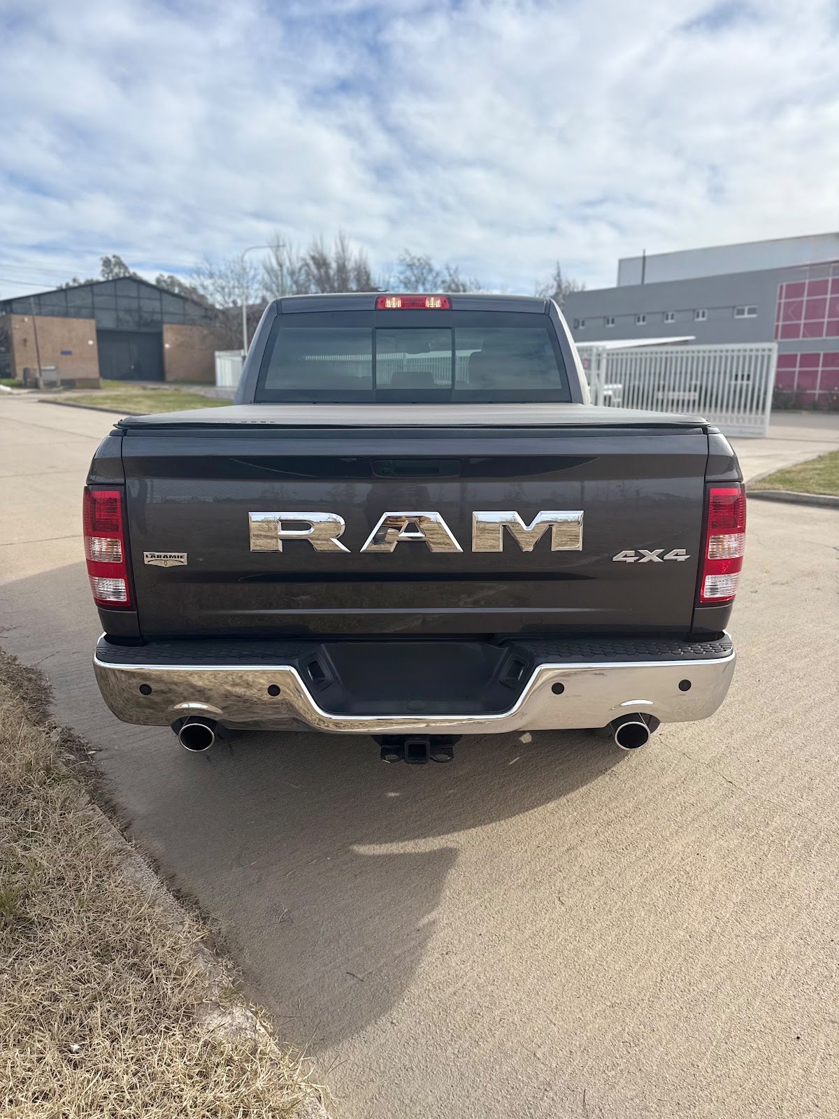 RAM 1500 5.7 V8 Laramie 4x4 AT 2020 — trasera