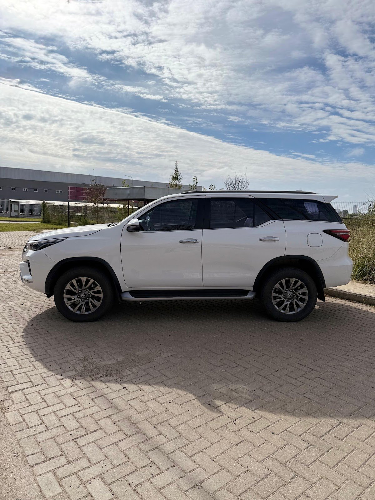 Toyota SW4 2.8 SRX 4x4 AT 2022 — lateral