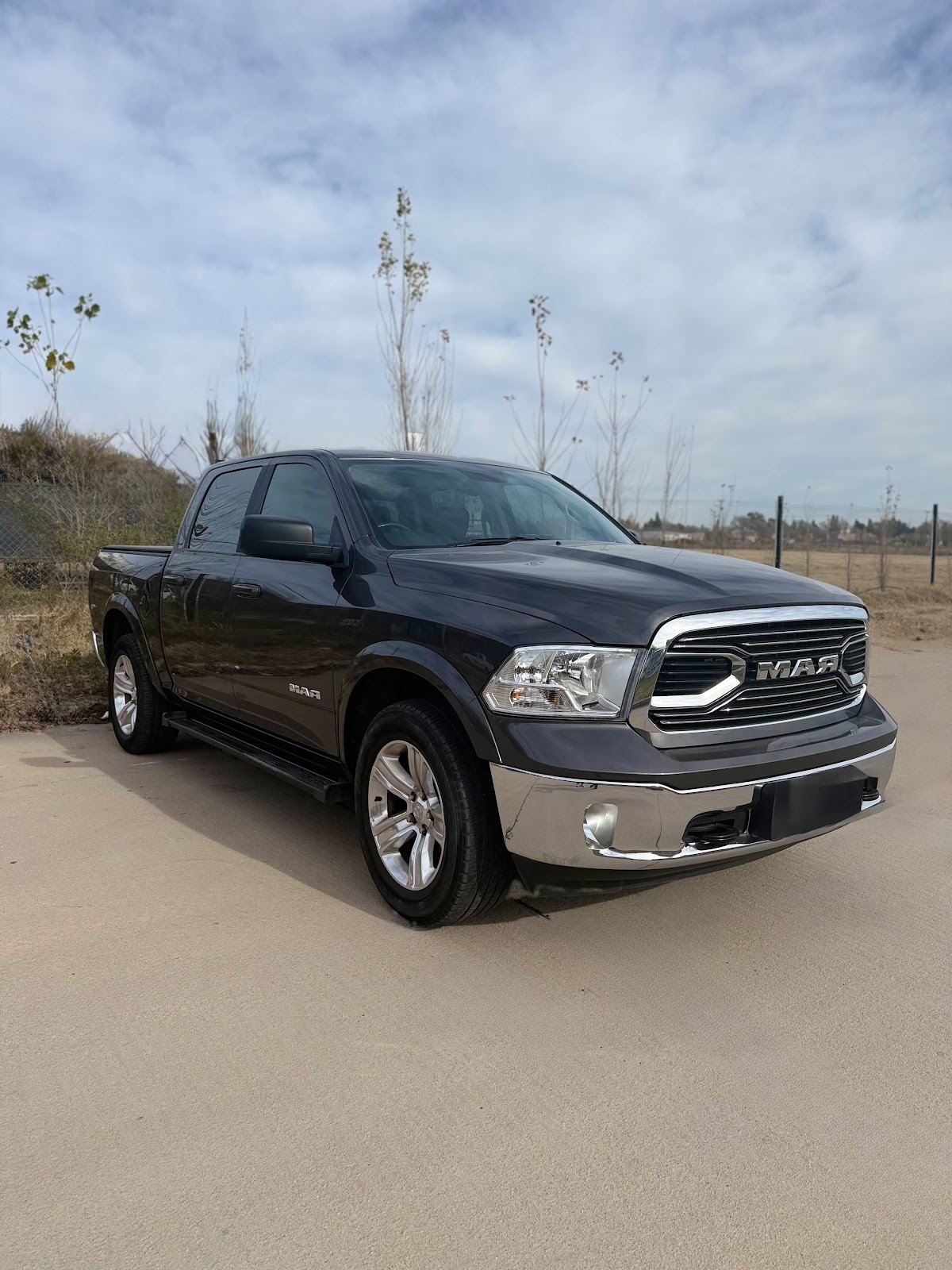 RAM 1500 5.7 V8 Laramie 4x4 AT 2020 — frente