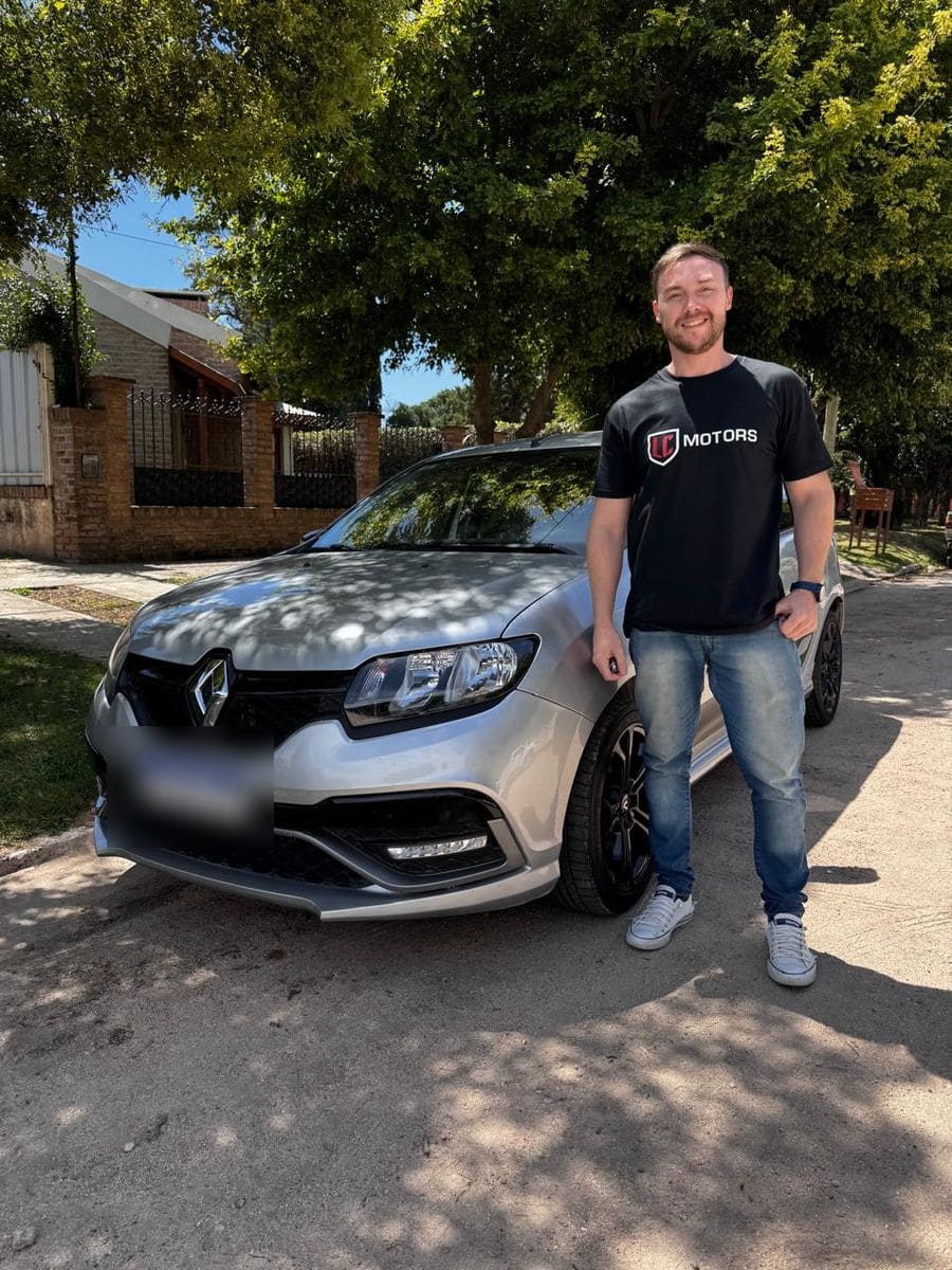 Cliente de AUTO VIEW con su Renault Sandero