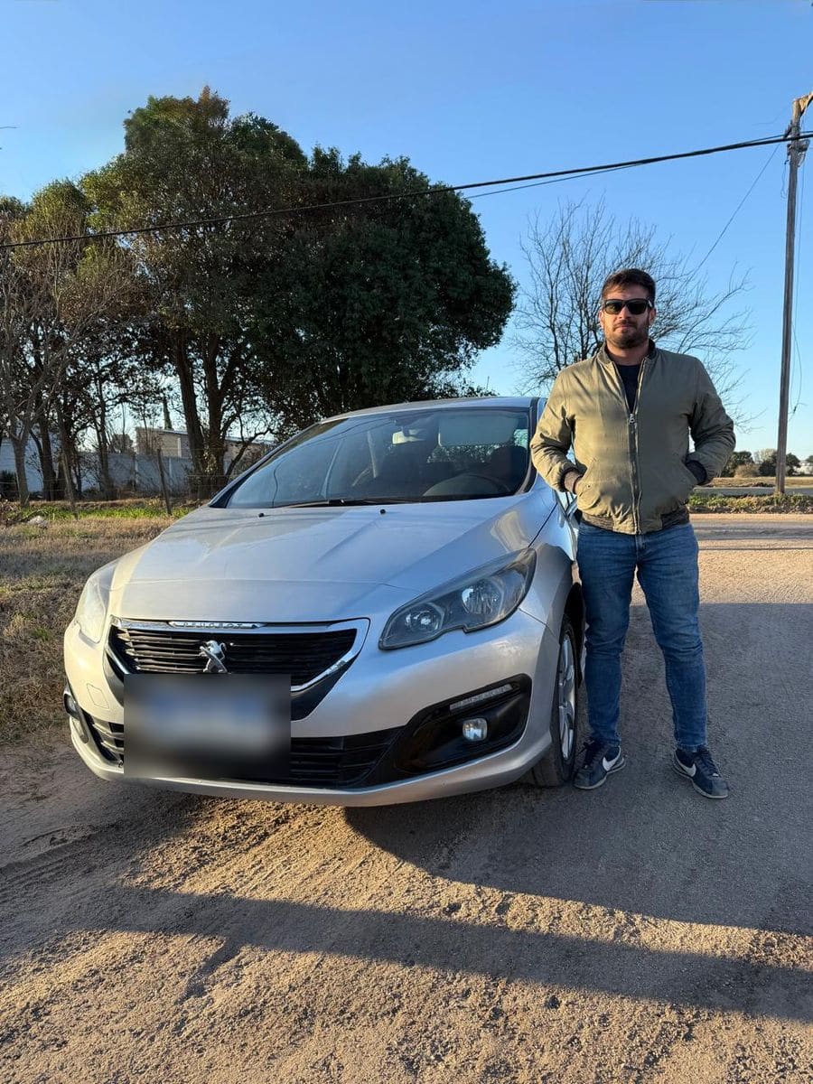 Cliente de AUTO VIEW con su Peugeot 408