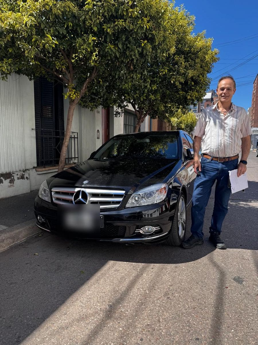 Cliente de AUTO VIEW con su Mercedes-Benz Clase C